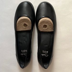 Clarks Book Pump Flats